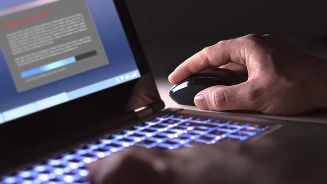 close-up mani che usano pc portatile