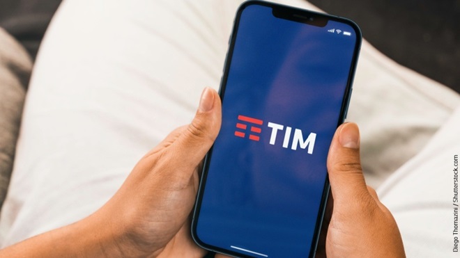 Smartphone TIM tra le mani