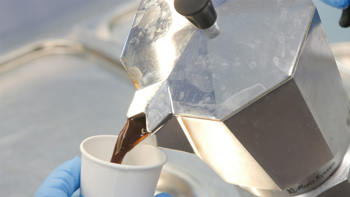 close up moca e bicchierino caffè