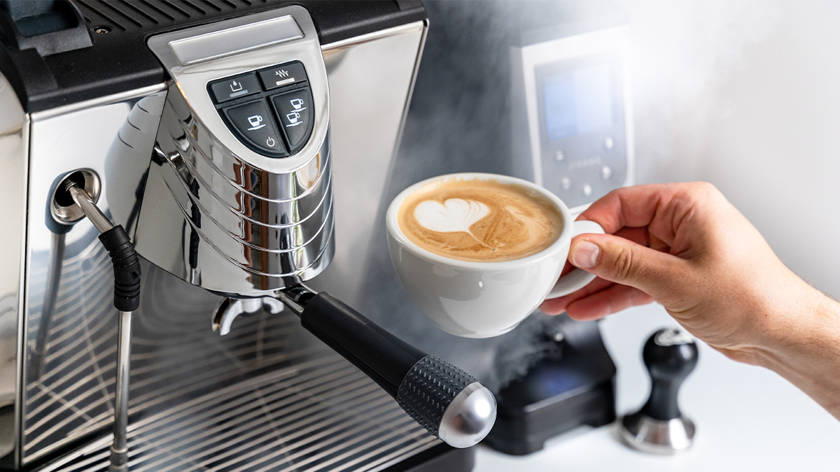 macchina caffè e tazza cappuccino