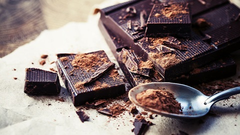 cucchiaino vicino a pezzi di cioccolato