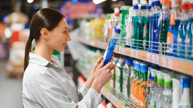 donna guarda etichetta prodotto per pulizia