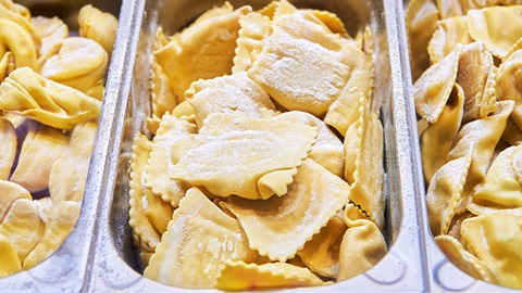 contenitori metallici tipo mensa con ravioli