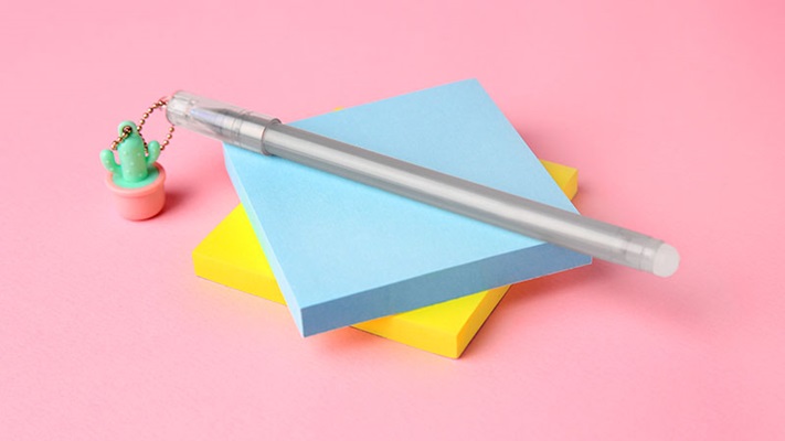 penna appoggiata sopra 2 blocchi di post-it