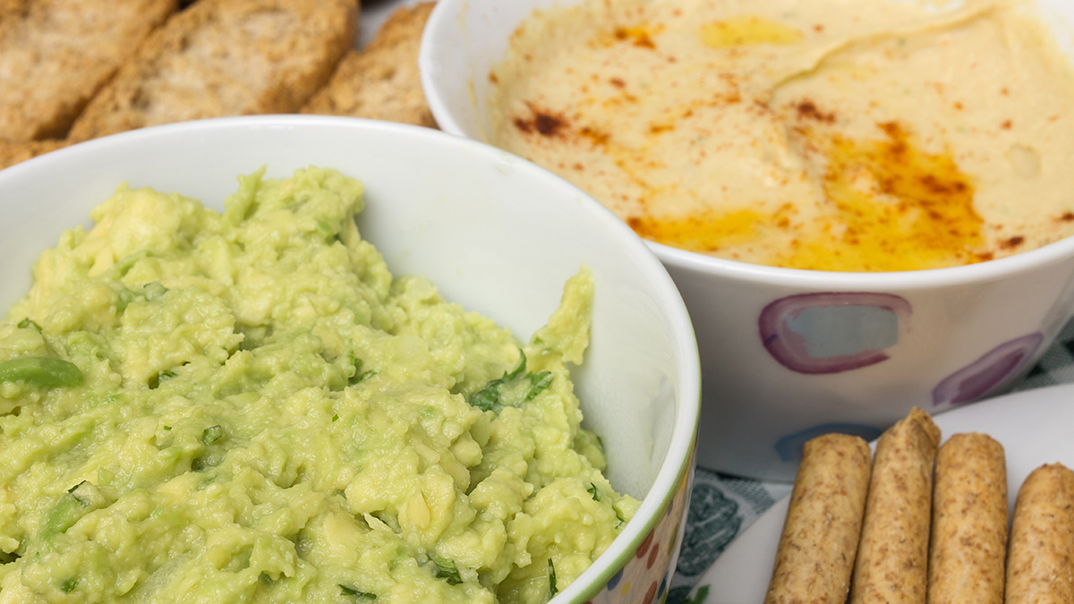 ciotole con hummus e guacamole