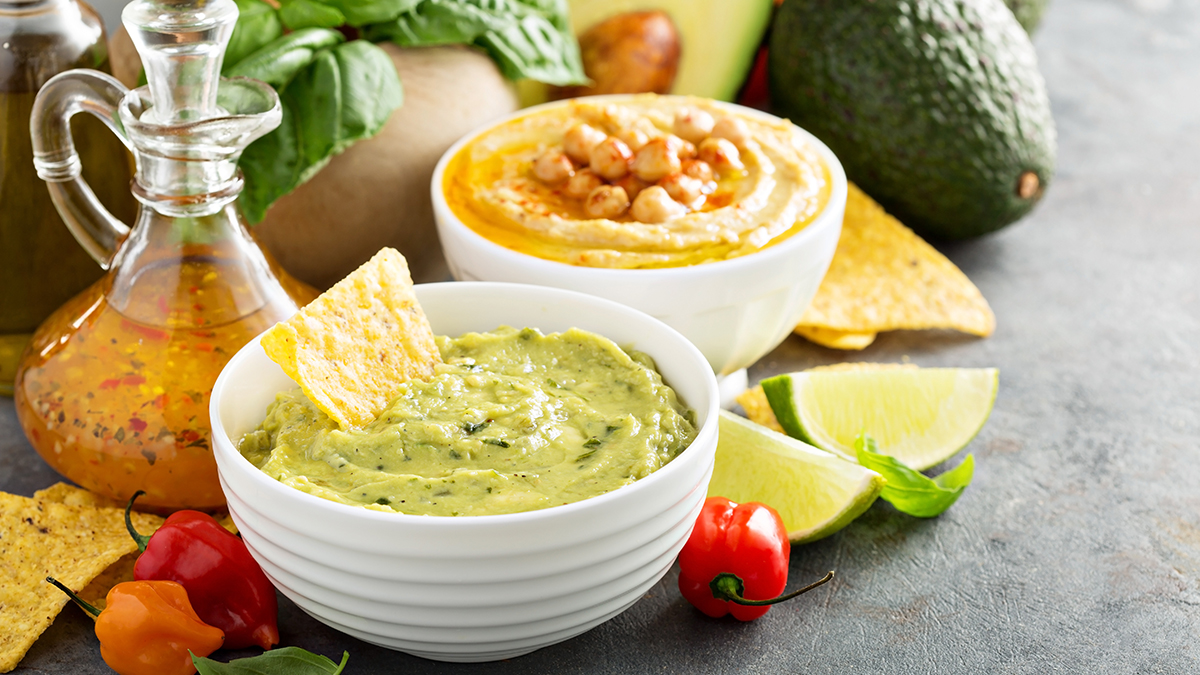 ciotole con hummus e guacamole