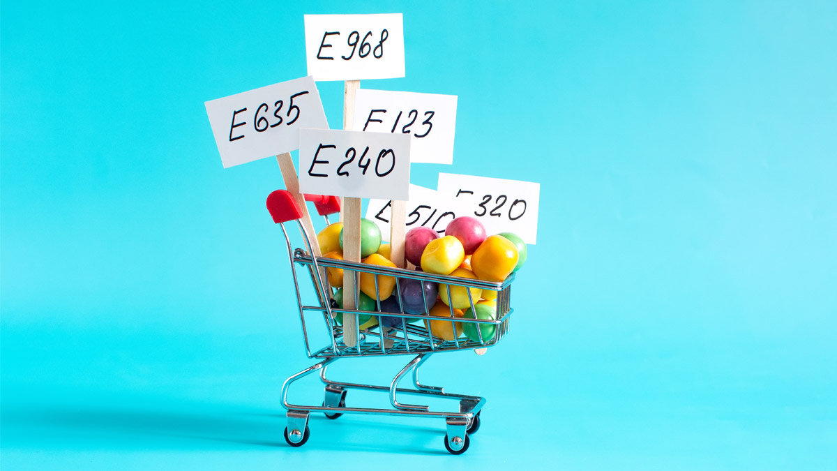 Carrello della spesa con prodotti e sigle additivi alimentari
