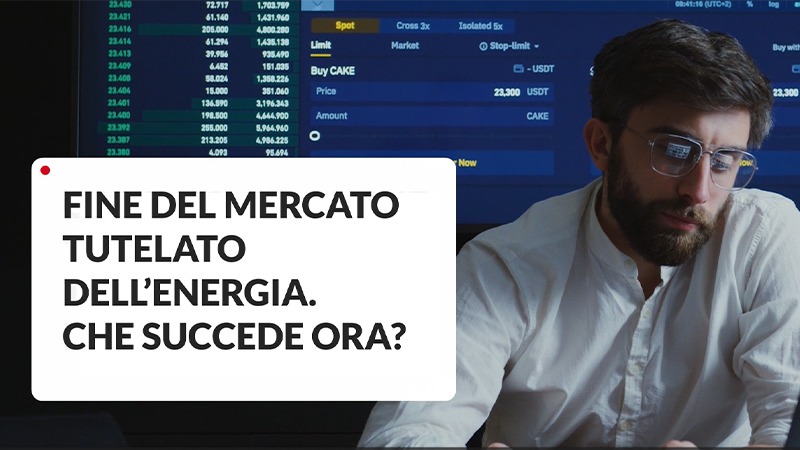 Scritta fine mercato tutelato e ragazzo