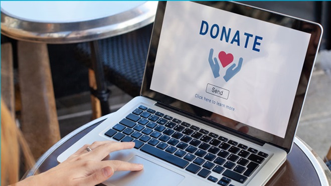 pc con scritto "donate" sullo schermo
