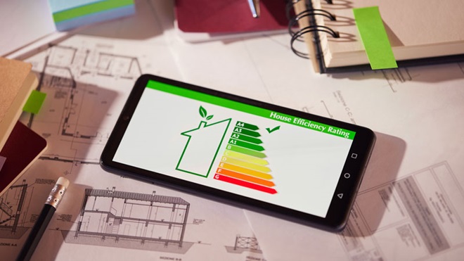 smartphone con grafico colorato e planimetrie