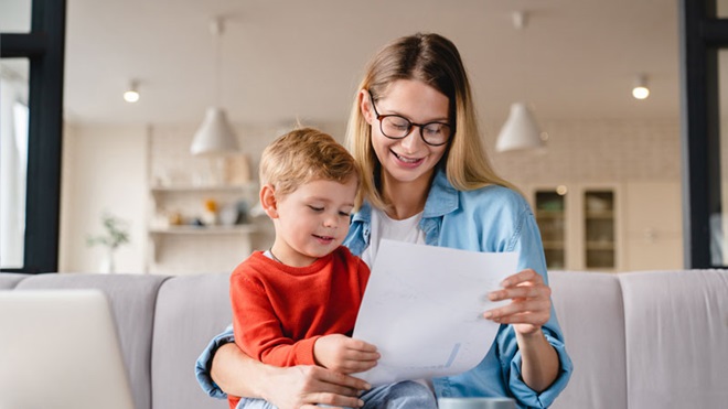 donna e bambino guardano un foglio