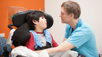 uomo e bimbo disabile