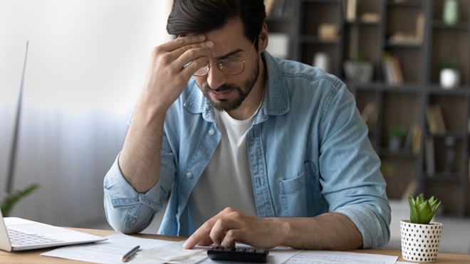 uomo pensieroso legge foglio