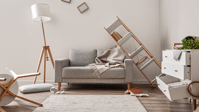 soggiorno in disordine con cose cadute