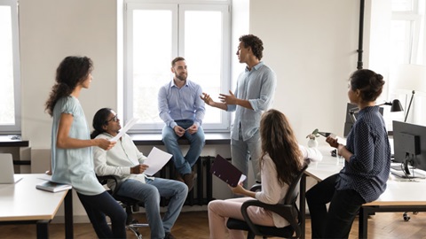 persone che discutono