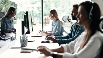 operatori telefonici rispondono a chiamate