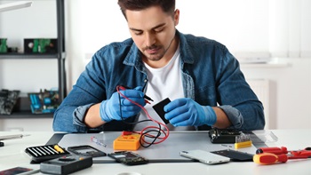 uome che aggiusta qualcosa