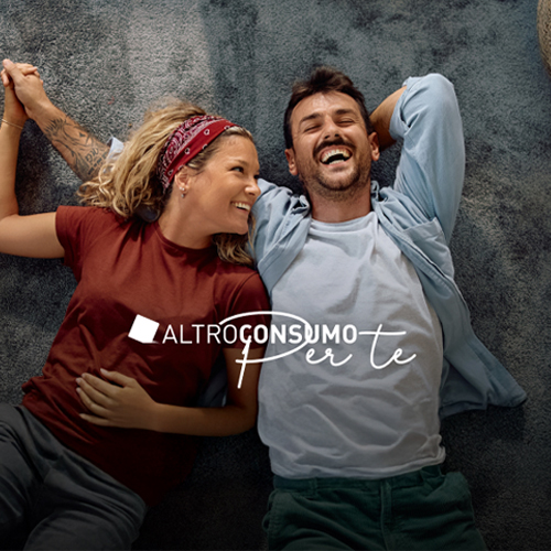 coppia che ride distesa