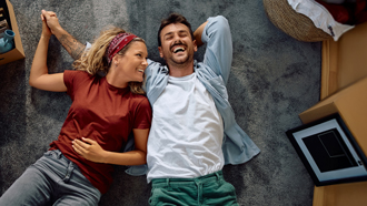 coppia che ride distesa