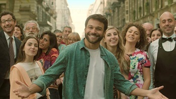 ragazzo che sorride tra la folla