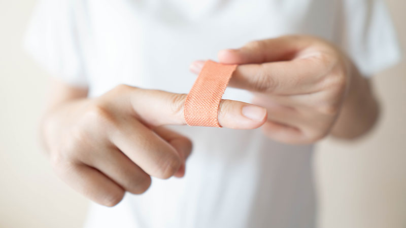 cerotto viene applicato su un dito