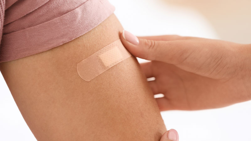 mano che applica un cerotto