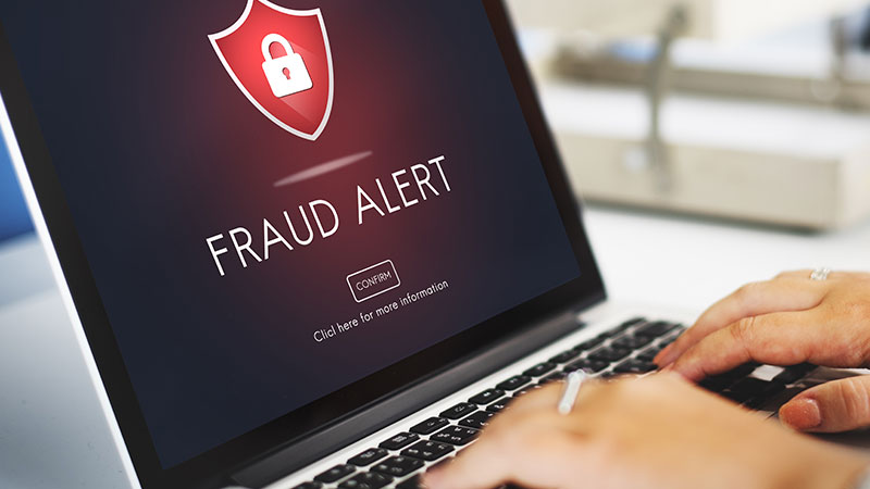 schermo PC con alert per frode
