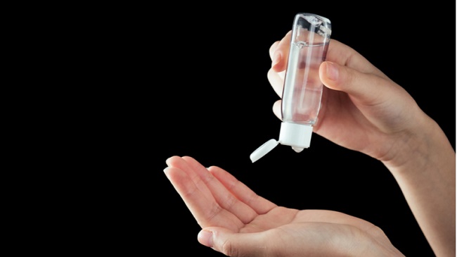 gel igienizzante versato su una mano