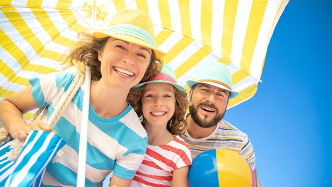 famiglia sotto l'ombrellone