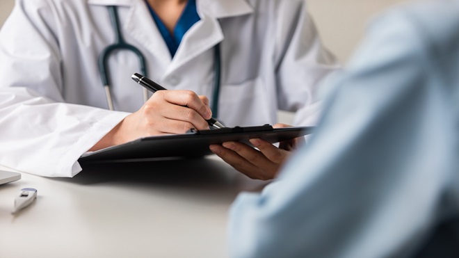 Medico visita paziente