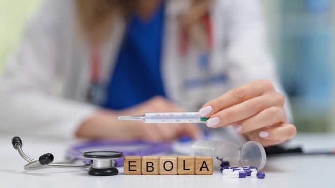 Dottoressa con termometro stetoscopio e scritta Ebola