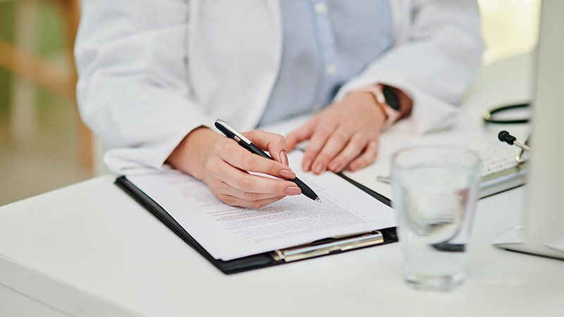 persona con camicecompila foglio