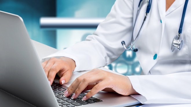 medico che scrive al pc