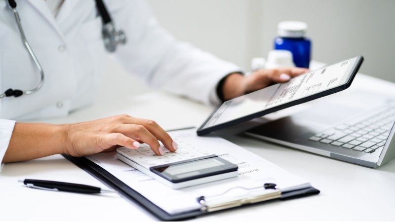 medico con calcolatrice