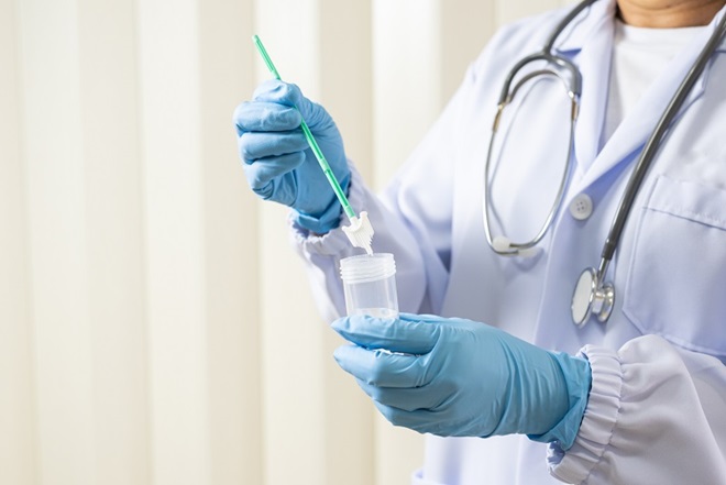 medico che fa esame di laboratorio