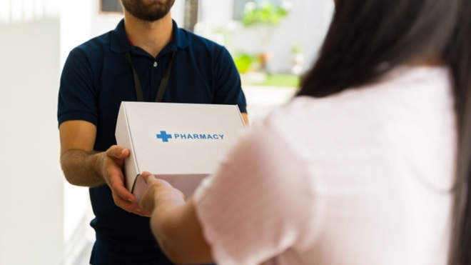 Fattorino consegna una pacco da farmacia online