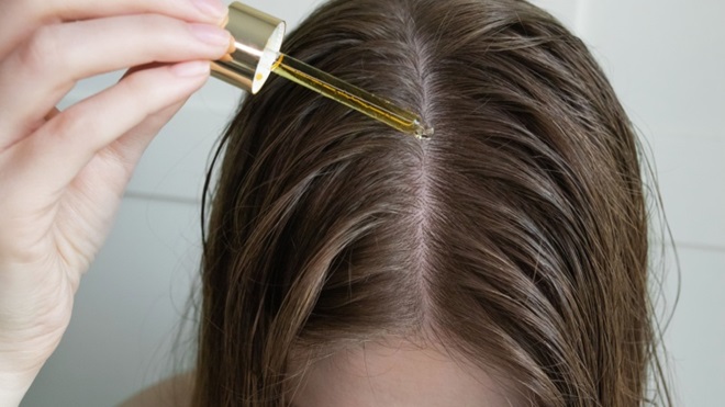 Donna alle prese con un prodotto per capelli