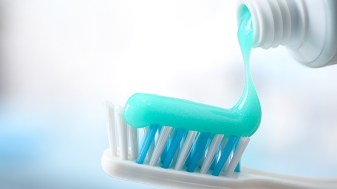 spazzolino con dentifricio