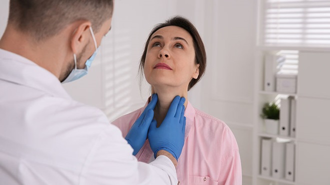 medico controlla il collo della paziente