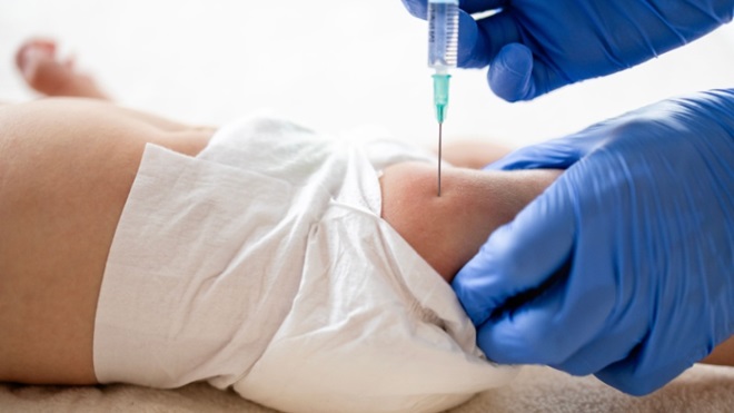 medico fa iniezione a bambino