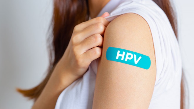 HPV sctitto sul cerotto applicato alla spalla