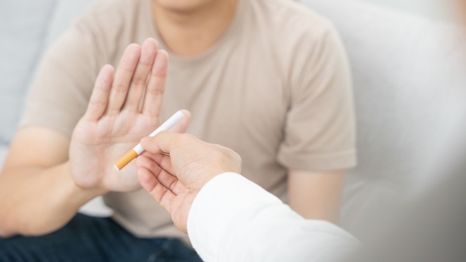 Uomo rifiuta una sigaretta