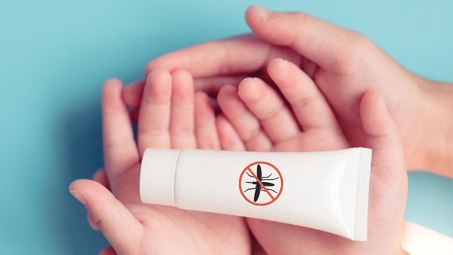tubetto bianco con icona zanzara barrata e mani adulto e bambino