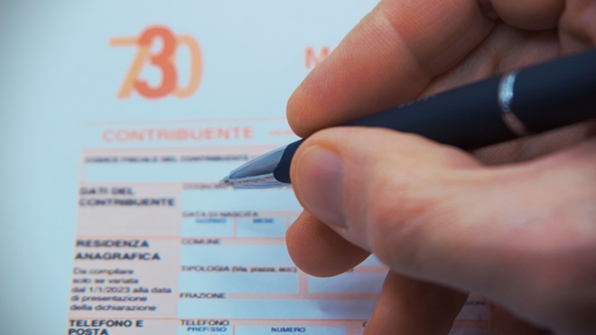 Mano che compila un modello 730