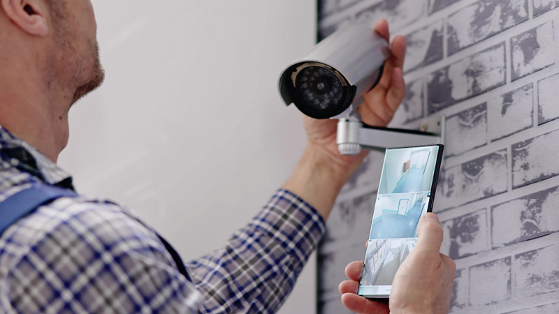 persona controlla telecamera di sicurezza