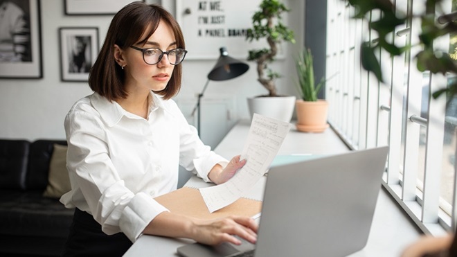 Ragazza che guarda lo schermo di un pc portatile