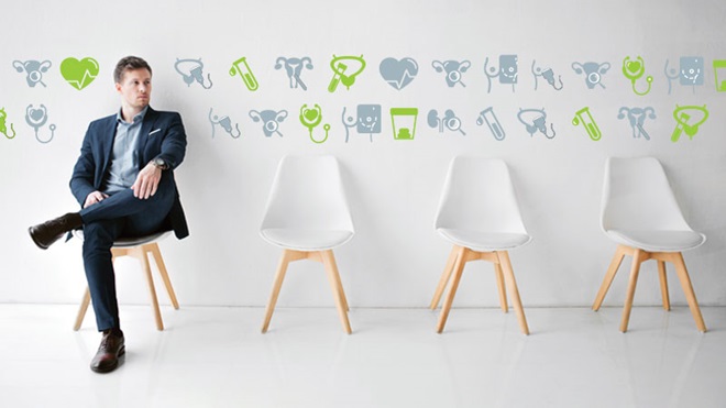 uomo seduto su una sedia