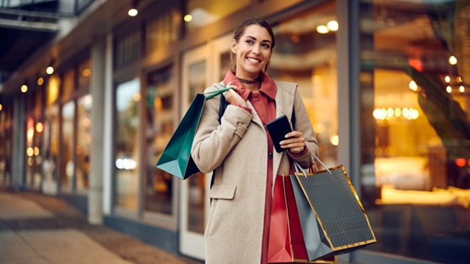 Ragazza con borse e negozi