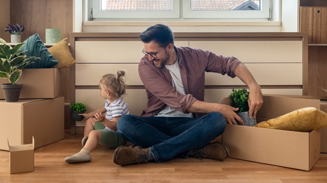 Padre single in casa con una bimba