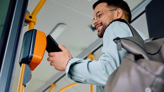 Ragazzo paga il biglietto contactless su autobus